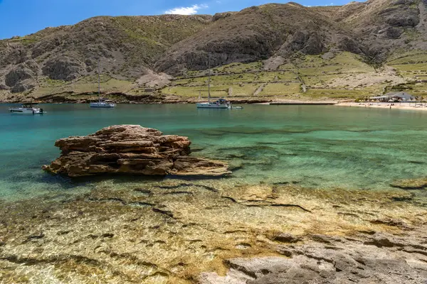 Koyun manzarası, Vela Luka plajı, dağın tepesinden plaj manzarası, resimli beac 'a giden kayalık patika.