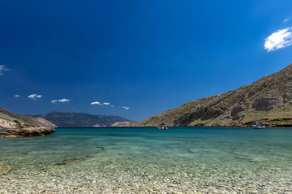 Koyun manzarası, Vela Luka plajı, dağın tepesinden plaj manzarası, resimli beac 'a giden kayalık patika.