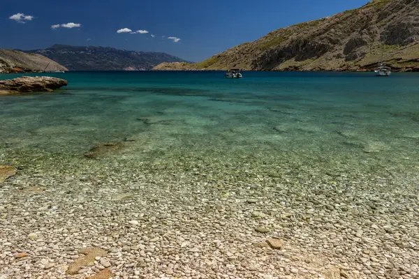 Koyun manzarası, Vela Luka plajı, dağın tepesinden plaj manzarası, resimli beac 'a giden kayalık patika.