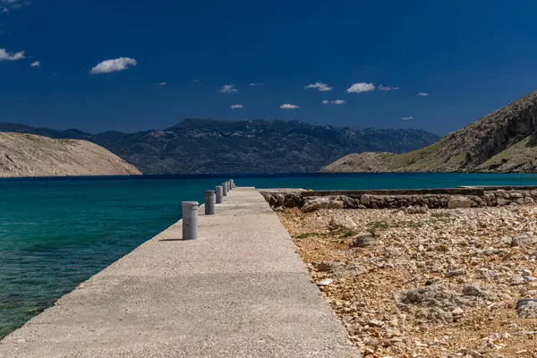 Koyun manzarası, Vela Luka plajı, dağın tepesinden plaj manzarası, resimli beac 'a giden kayalık patika.