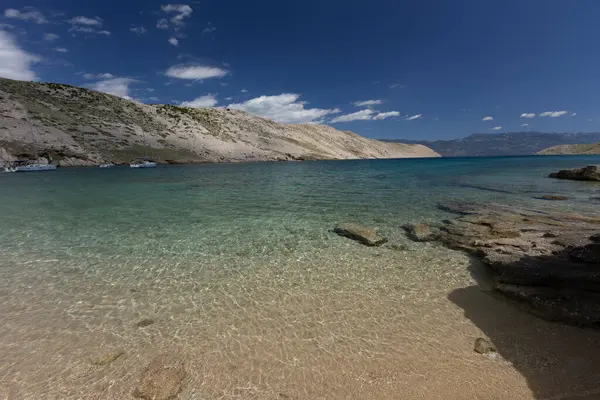 Koyun manzarası, Vela Luka plajı, dağın tepesinden plaj manzarası, resimli beac 'a giden kayalık patika.