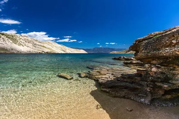 Koyun manzarası, Vela Luka plajı, dağın tepesinden plaj manzarası, resimli beac 'a giden kayalık patika.