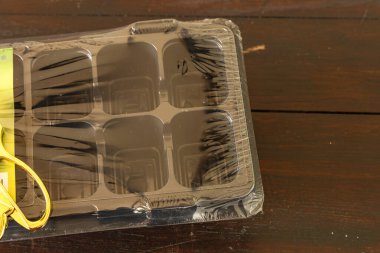 Kalıp tohumları için plastik kaplar, nakil tesisleri, topraklı plastik tencereler.