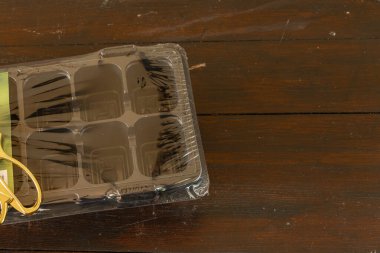 Kalıp tohumları için plastik kaplar, nakil tesisleri, topraklı plastik tencereler.