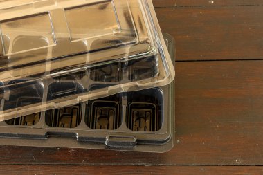 Kalıp tohumları için plastik kaplar, nakil tesisleri, topraklı plastik tencereler.