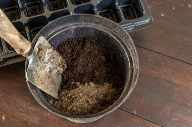 Kalıp tohumları için plastik kaplar, nakil tesisleri, topraklı plastik tencereler.