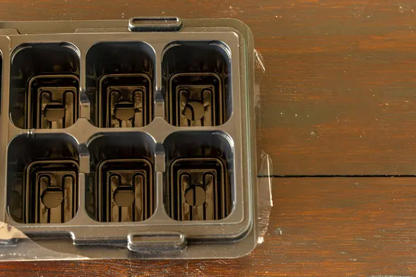 Kalıp tohumları için plastik kaplar, nakil tesisleri, topraklı plastik tencereler.