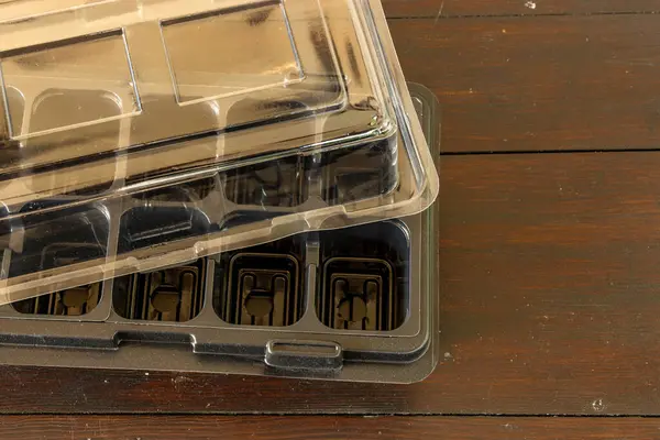 Kalıp tohumları için plastik kaplar, nakil tesisleri, topraklı plastik tencereler.