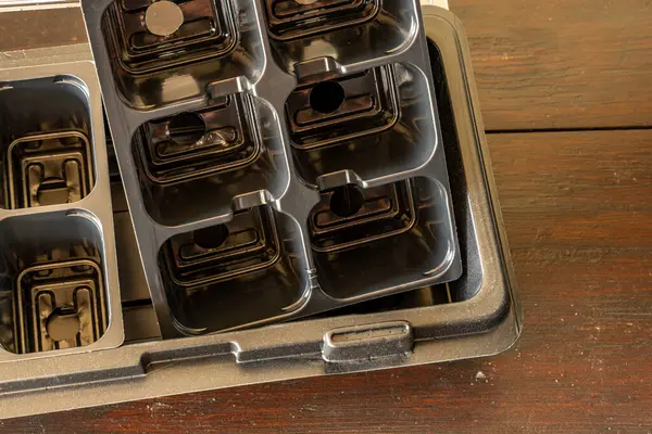 Kalıp tohumları için plastik kaplar, nakil tesisleri, topraklı plastik tencereler.