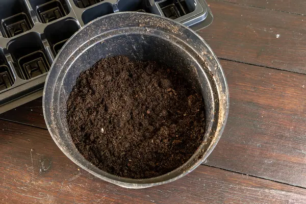 Kalıp tohumları için plastik kaplar, nakil tesisleri, topraklı plastik tencereler.