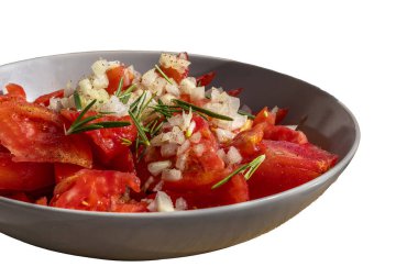 Hırvatistan 'dan gelen zeytinyağı, soğan ve biberiye ile dilimlenmiş taze kırmızı domateslerle dolu bir tabağı kapat,