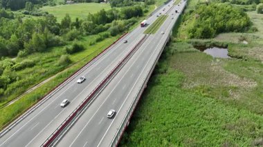 Amber Highway, Gdansk, Lodz, Czestochowa, Katowice gibi caddelerden geçen bir aracın tepeden aşağı bakışı.,