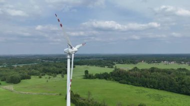 Enerji santralinin rüzgar santralinin dönen pervanelerinin drone görüntüsü, rüzgar santrali.