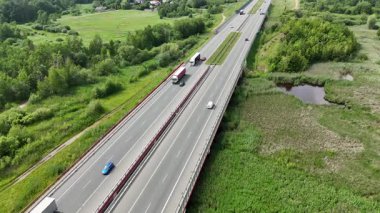 Amber Highway, Gdansk, Lodz, Czestochowa, Katowice gibi caddelerden geçen bir aracın tepeden aşağı bakışı.,