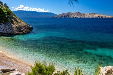 KRK Jablanova Sahili 'ndeki en güzel sahil. Gök mavisi suyu olan, insanların ve turistlerin olmadığı çakıllı bir sahil.