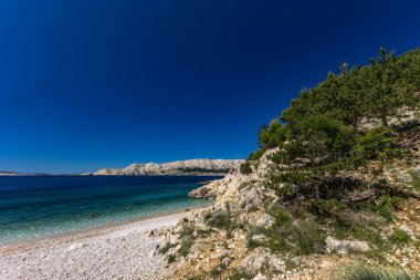 KRK Jablanova Sahili 'ndeki en güzel sahil. Gök mavisi suyu olan, insanların ve turistlerin olmadığı çakıllı bir sahil.