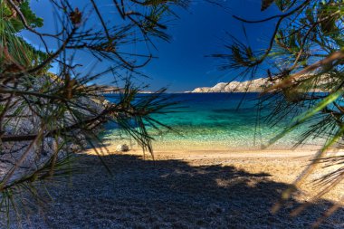 KRK Jablanova Sahili 'ndeki en güzel sahil. Gök mavisi suyu olan, insanların ve turistlerin olmadığı çakıllı bir sahil.
