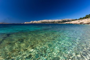 KRK Jablanova Sahili 'ndeki en güzel sahil. Gök mavisi suyu olan, insanların ve turistlerin olmadığı çakıllı bir sahil.