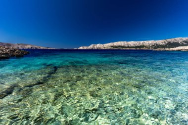 KRK Jablanova Sahili 'ndeki en güzel sahil. Gök mavisi suyu olan, insanların ve turistlerin olmadığı çakıllı bir sahil.