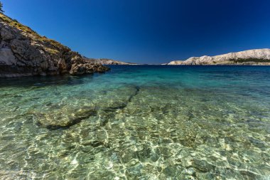 KRK Jablanova Sahili 'ndeki en güzel sahil. Gök mavisi suyu olan, insanların ve turistlerin olmadığı çakıllı bir sahil.