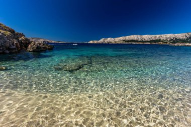 KRK Jablanova Sahili 'ndeki en güzel sahil. Gök mavisi suyu olan, insanların ve turistlerin olmadığı çakıllı bir sahil.