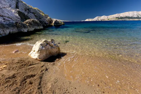 KRK Jablanova Sahili 'ndeki en güzel sahil. Gök mavisi suyu olan, insanların ve turistlerin olmadığı çakıllı bir sahil.