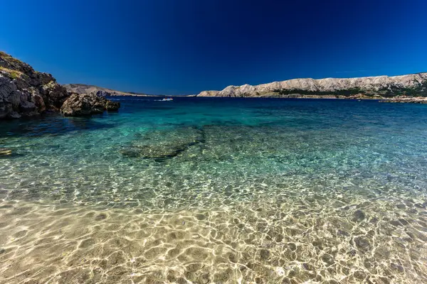 KRK Jablanova Sahili 'ndeki en güzel sahil. Gök mavisi suyu olan, insanların ve turistlerin olmadığı çakıllı bir sahil.