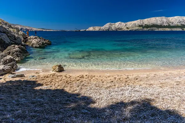 KRK Jablanova Sahili 'ndeki en güzel sahil. Gök mavisi suyu olan, insanların ve turistlerin olmadığı çakıllı bir sahil.