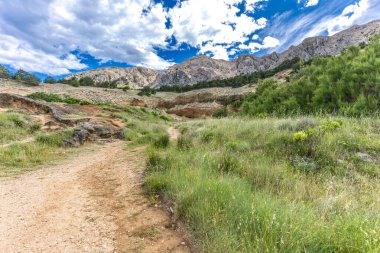 Baska 'daki kumsaldan Bag Dağı' na kadar yürüyüş yolu, yukarıdan görülen şehir manzarası, Bask sahilindeki koyu masmavi su.