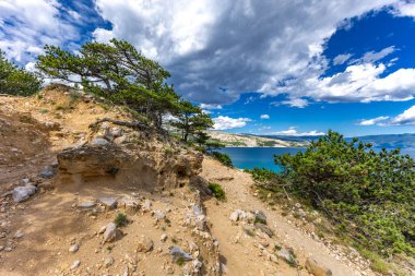 Baska 'daki kumsaldan Bag Dağı' na kadar yürüyüş yolu, yukarıdan görülen şehir manzarası, Bask sahilindeki koyu masmavi su.