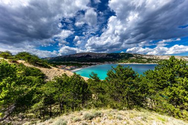 Baska 'daki kumsaldan Bag Dağı' na kadar yürüyüş yolu, yukarıdan görülen şehir manzarası, Bask sahilindeki koyu masmavi su.