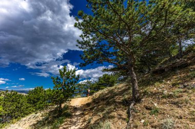 Baska 'daki kumsaldan Bag Dağı' na kadar yürüyüş yolu, yukarıdan görülen şehir manzarası, Bask sahilindeki koyu masmavi su.