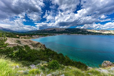 Baska 'daki kumsaldan Bag Dağı' na kadar yürüyüş yolu, yukarıdan görülen şehir manzarası, Bask sahilindeki koyu masmavi su.