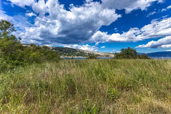 Baska 'daki kumsaldan Bag Dağı' na kadar yürüyüş yolu, yukarıdan görülen şehir manzarası, Bask sahilindeki koyu masmavi su.