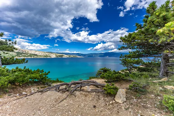 Baska 'daki kumsaldan Bag Dağı' na kadar yürüyüş yolu, yukarıdan görülen şehir manzarası, Bask sahilindeki koyu masmavi su.
