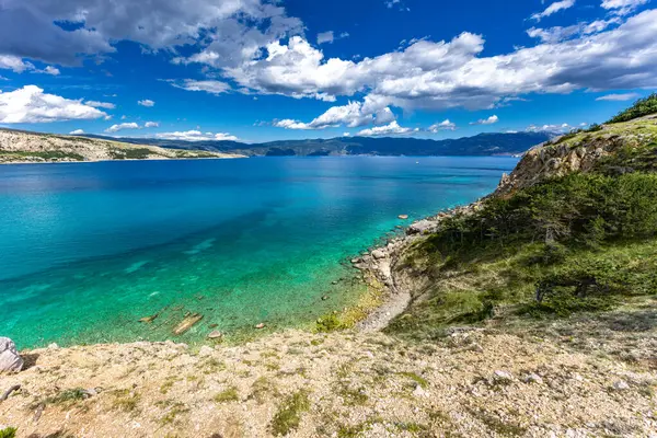 Baska 'daki kumsaldan Bag Dağı' na kadar yürüyüş yolu, yukarıdan görülen şehir manzarası, Bask sahilindeki koyu masmavi su.