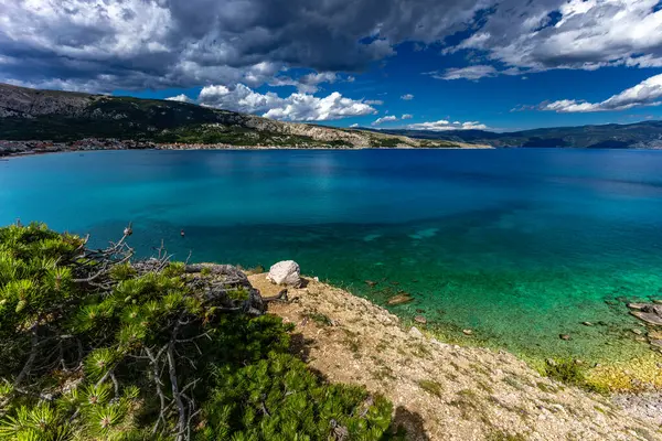 Baska 'daki kumsaldan Bag Dağı' na kadar yürüyüş yolu, yukarıdan görülen şehir manzarası, Bask sahilindeki koyu masmavi su.