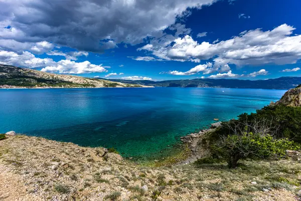 Baska 'daki kumsaldan Bag Dağı' na kadar yürüyüş yolu, yukarıdan görülen şehir manzarası, Bask sahilindeki koyu masmavi su.