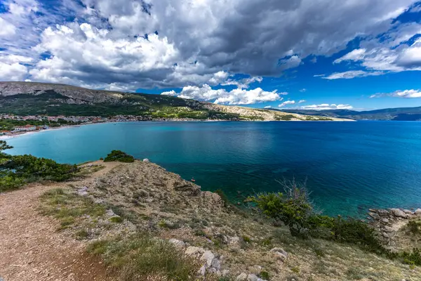 Baska 'daki kumsaldan Bag Dağı' na kadar yürüyüş yolu, yukarıdan görülen şehir manzarası, Bask sahilindeki koyu masmavi su.