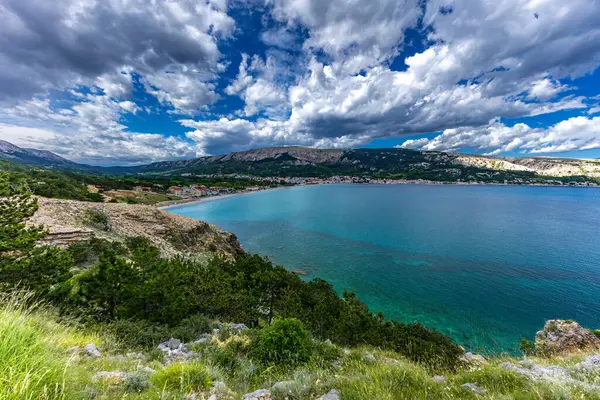 Baska 'daki kumsaldan Bag Dağı' na kadar yürüyüş yolu, yukarıdan görülen şehir manzarası, Bask sahilindeki koyu masmavi su.
