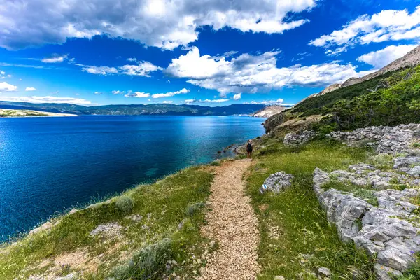 Baska 'daki kumsaldan Bag Dağı' na kadar yürüyüş yolu, yukarıdan görülen şehir manzarası, Bask sahilindeki koyu masmavi su.