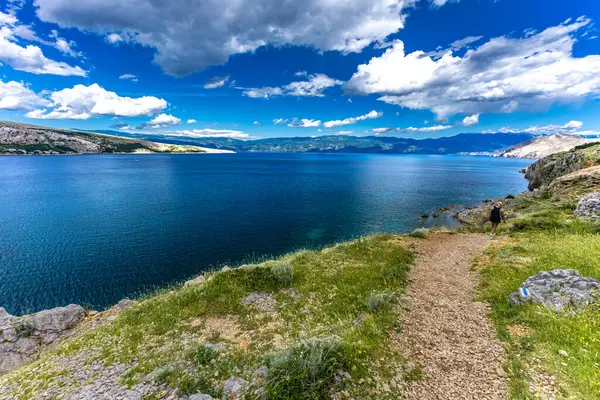 Baska 'daki kumsaldan Bag Dağı' na kadar yürüyüş yolu, yukarıdan görülen şehir manzarası, Bask sahilindeki koyu masmavi su.