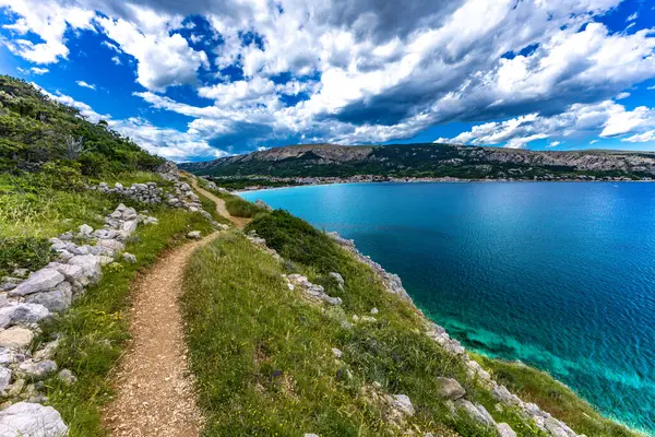 Baska 'daki kumsaldan Bag Dağı' na kadar yürüyüş yolu, yukarıdan görülen şehir manzarası, Bask sahilindeki koyu masmavi su.