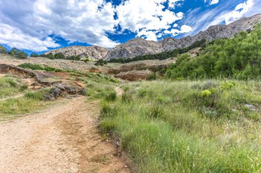 Baska 'daki kumsaldan Bag Dağı' na kadar yürüyüş yolu, yukarıdan görülen şehir manzarası, Bask sahilindeki koyu masmavi su.