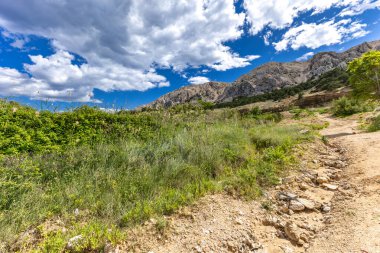 Baska 'daki kumsaldan Bag Dağı' na kadar yürüyüş yolu, yukarıdan görülen şehir manzarası, Bask sahilindeki koyu masmavi su.