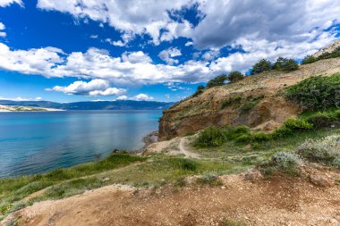 Baska 'daki kumsaldan Bag Dağı' na kadar yürüyüş yolu, yukarıdan görülen şehir manzarası, Bask sahilindeki koyu masmavi su.
