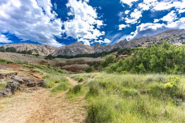 Baska 'daki kumsaldan Bag Dağı' na kadar yürüyüş yolu, yukarıdan görülen şehir manzarası, Bask sahilindeki koyu masmavi su.