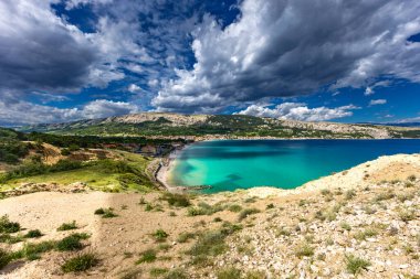 Baska 'daki kumsaldan Bag Dağı' na kadar yürüyüş yolu, yukarıdan görülen şehir manzarası, Bask sahilindeki koyu masmavi su.