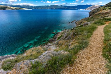 Baska 'daki kumsaldan Bag Dağı' na kadar yürüyüş yolu, yukarıdan görülen şehir manzarası, Bask sahilindeki koyu masmavi su.