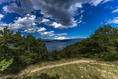 Baska sahilinden Bag Dağı 'nın tepesine kadar kayalık yolda bir yürüyüş. Şehrin gökyüzünden görünen bir manzarası.